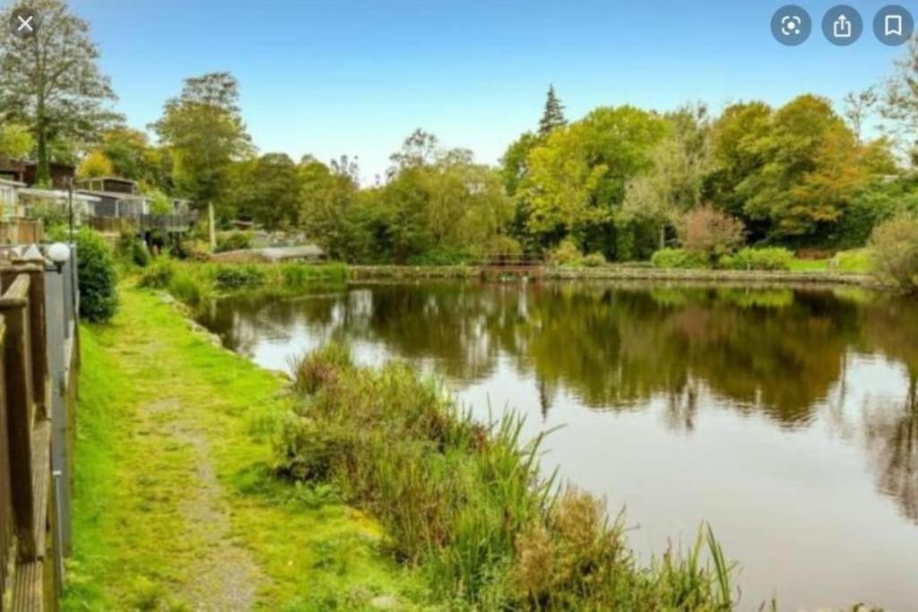 Cosy Hideaway Lodge In Glan Gwna Caeathro Exterior foto